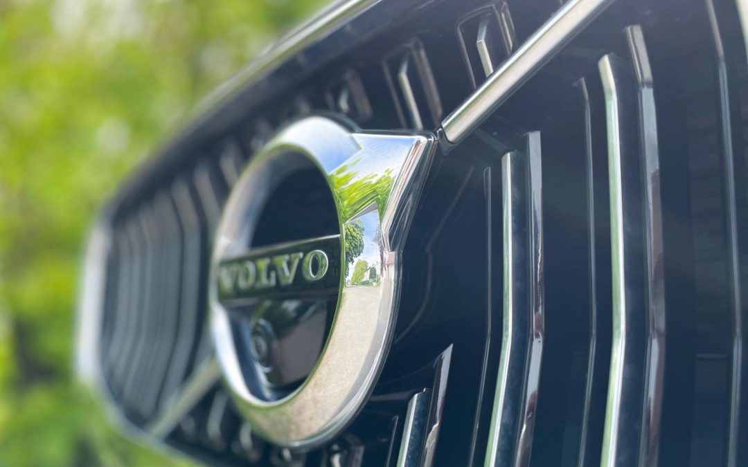 Volvo V90 med grønn bakgrunn