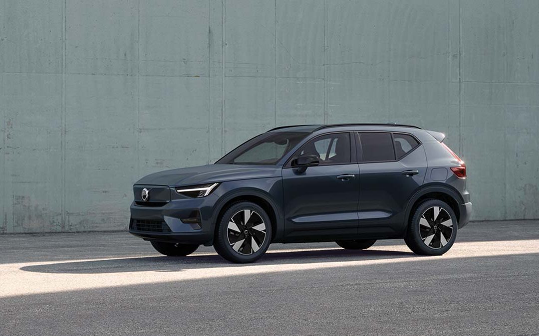 Mørk Volvo EX40 far sisten på parkeringsplass