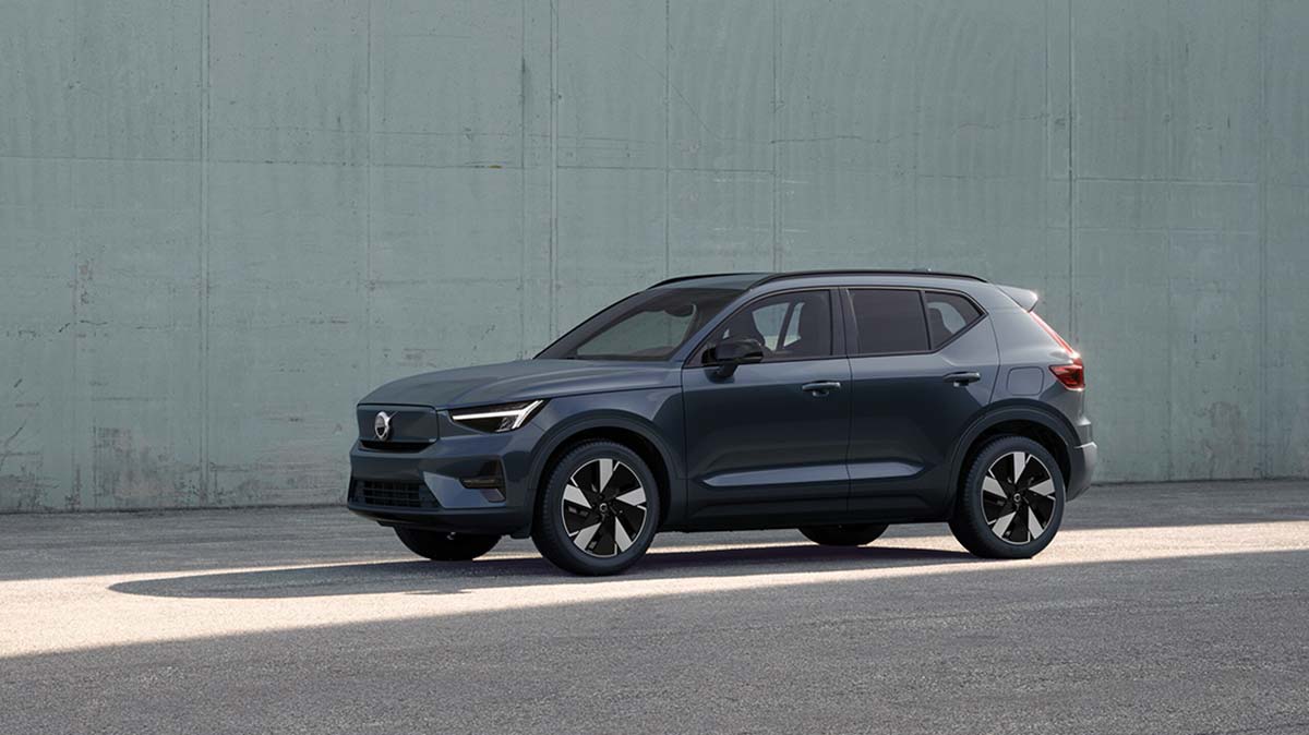 Mørk Volvo EX40 far sisten på parkeringsplass