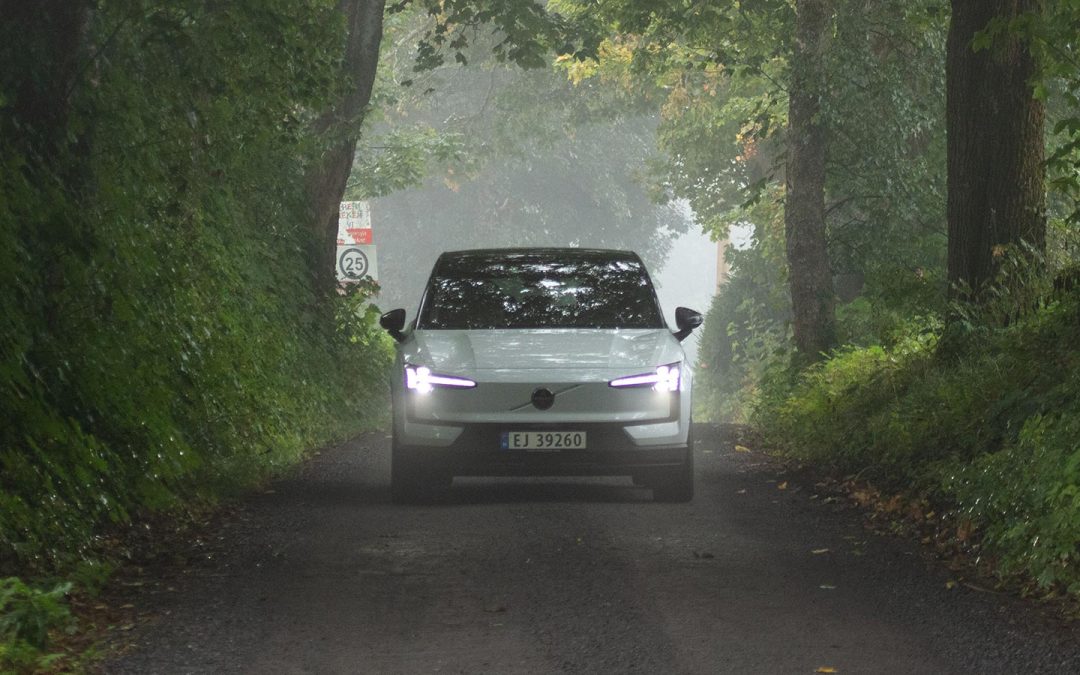 Hvit Volvo EX30 i skogen