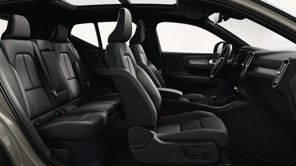 Interiør i Volvo EX40 med forseter og bakseter
