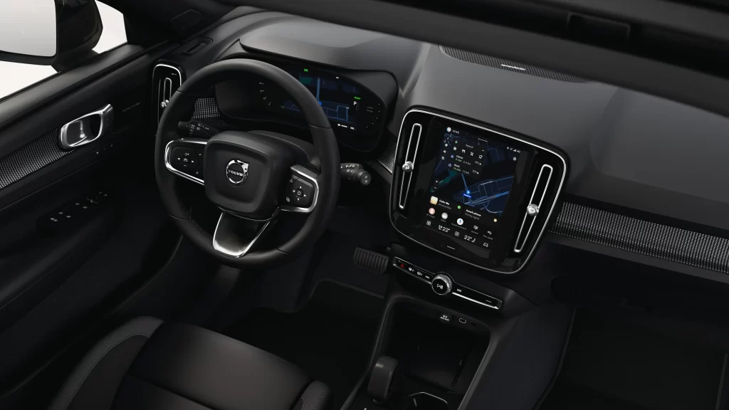 Interiør i Volvo EX40 med ratt og sentralt display
