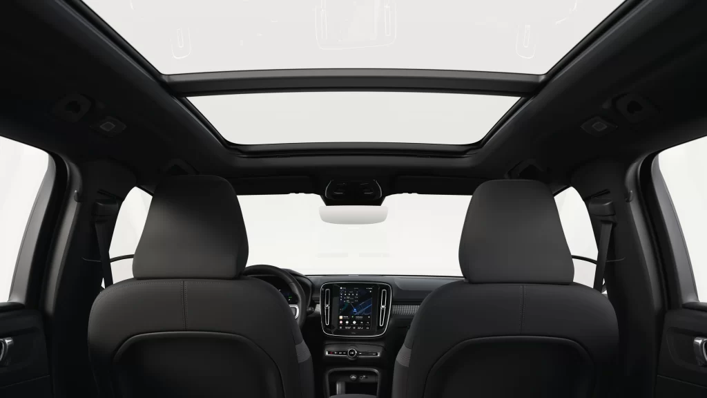 Panoramatak i Volvo EX40 sett fra bakseter