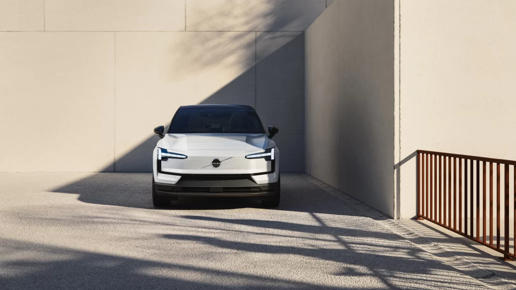 Volvo EX30 sett forfra i urbant miljø