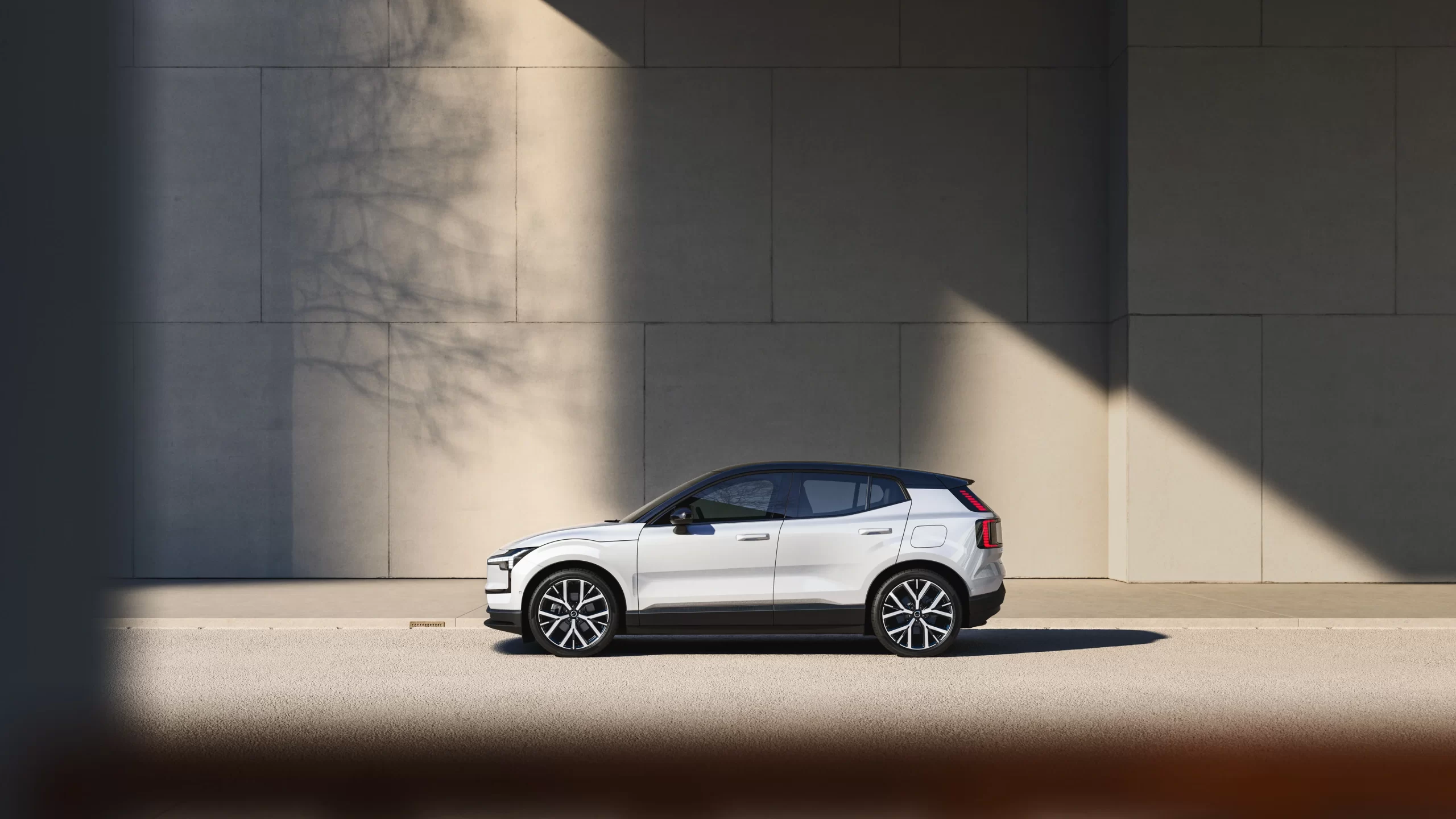 Sideprofil av Volvo EX30 i dagslys