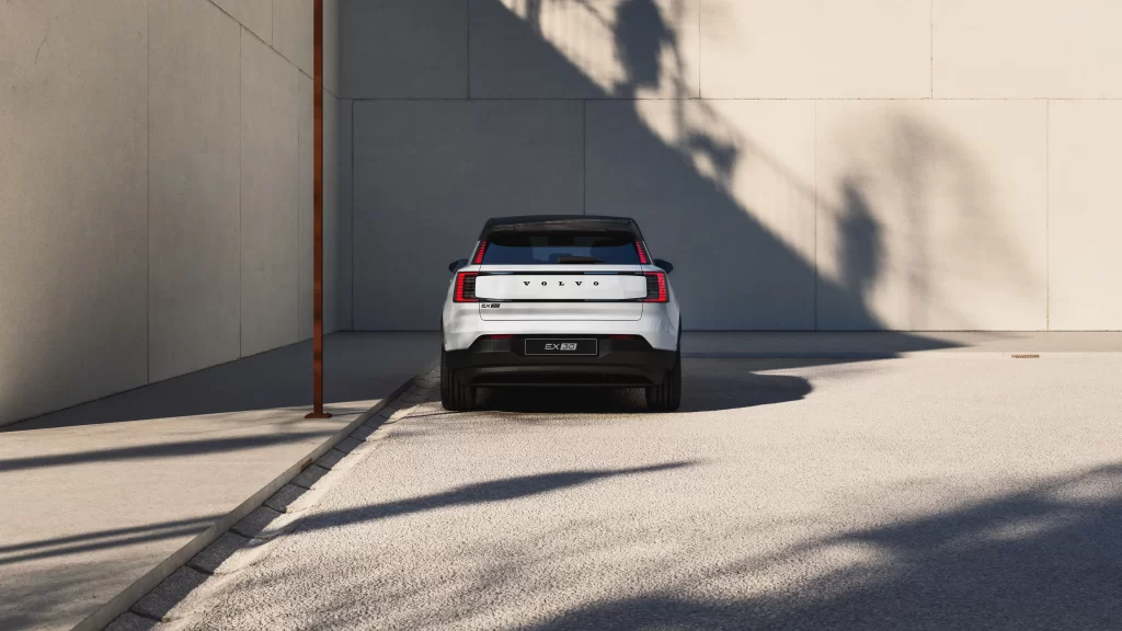 Bakfra visning av Volvo EX30 med LED-baklys