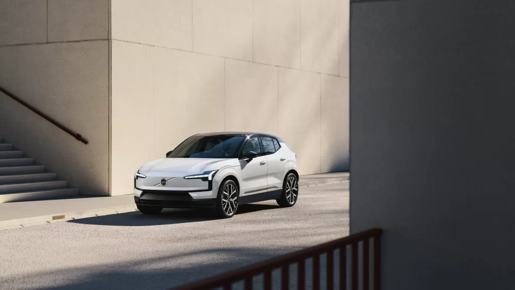 Volvo EX30 parkert i moderne bymiljø