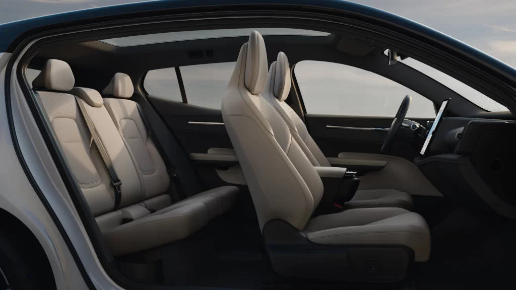 Interiør i Volvo EX30 med forseter og bakseter