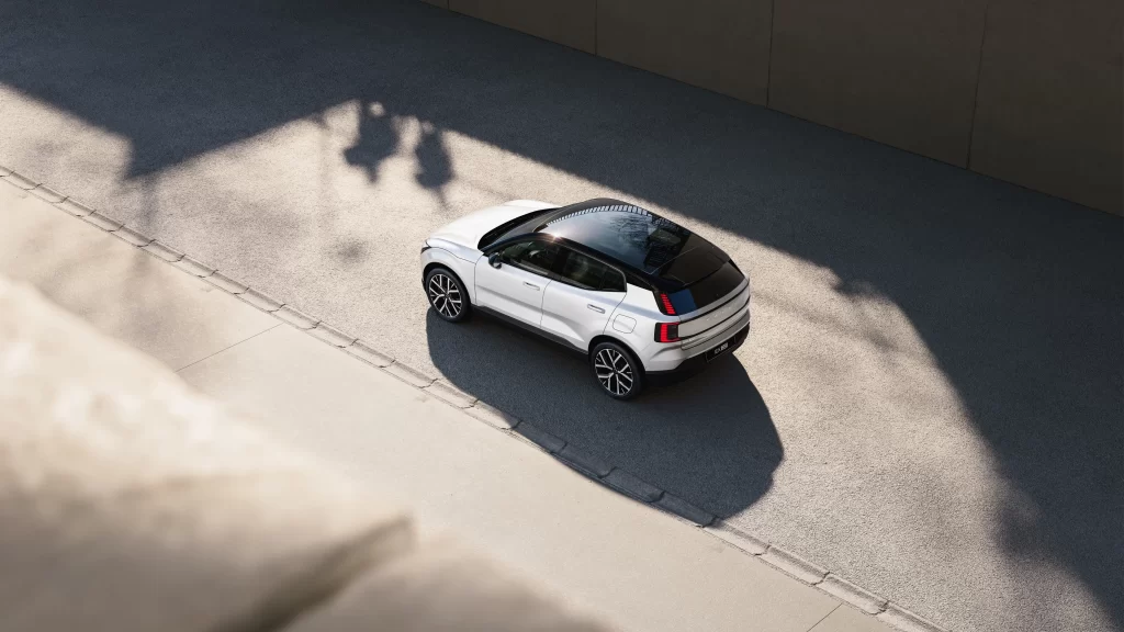 Volvo EX30 sett ovenfra på vei i bymiljø