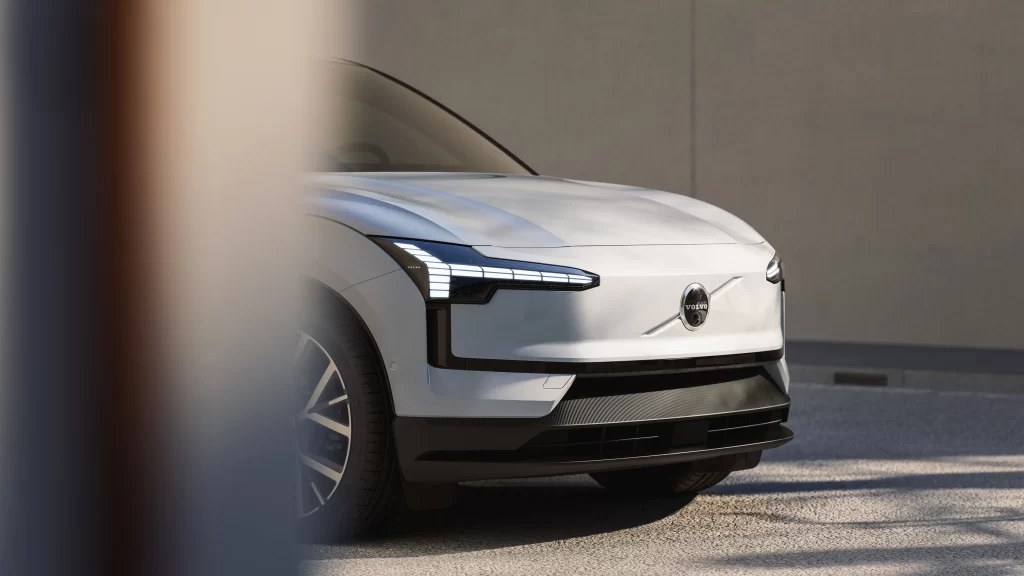 Front på Volvo EX30 med LED-lys signatur