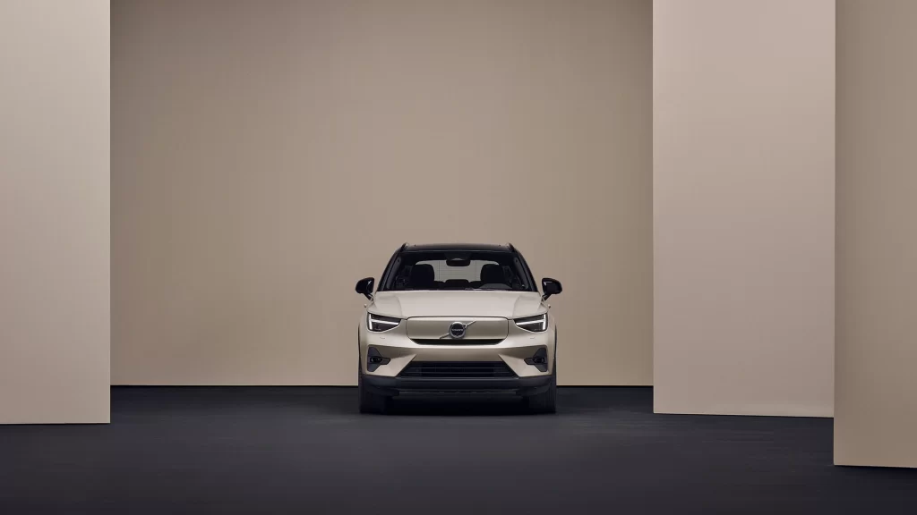 Volvo EX40 sett forfra i studio
