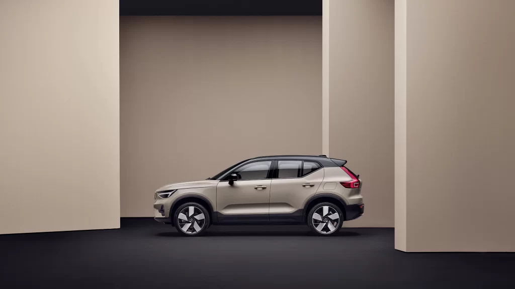 Sideprofil av Volvo EX40 i studio