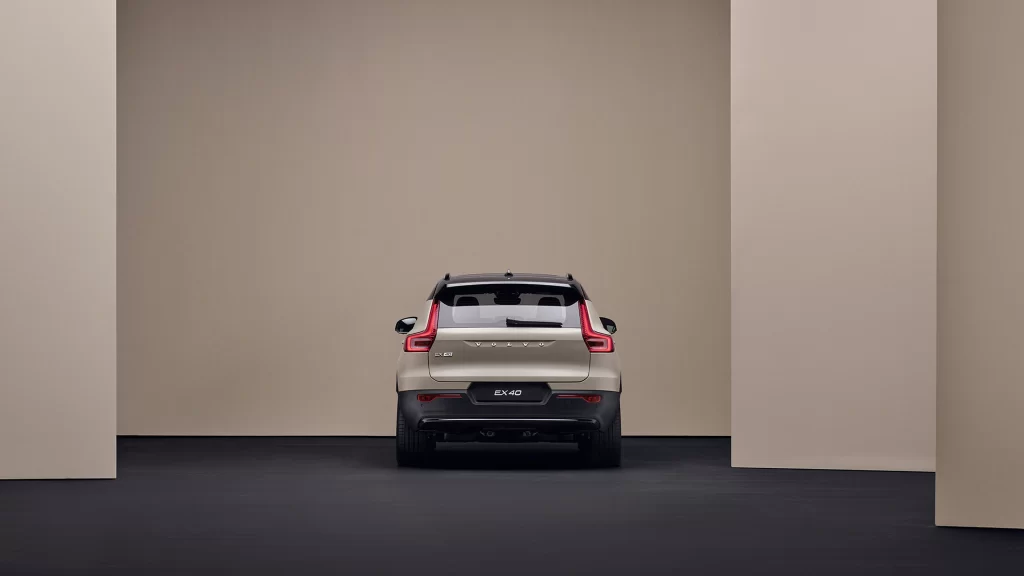 Volvo EX40 sett bakfra i studio