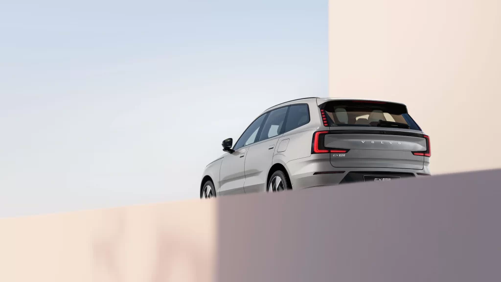 Volvo EX90 med karakteristiske LED-baklykter