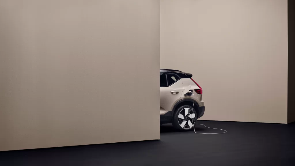 Volvo EX40 lades med kabel i minimalistisk miljø