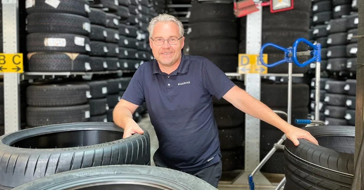 Mann med dekk hos Bilservice