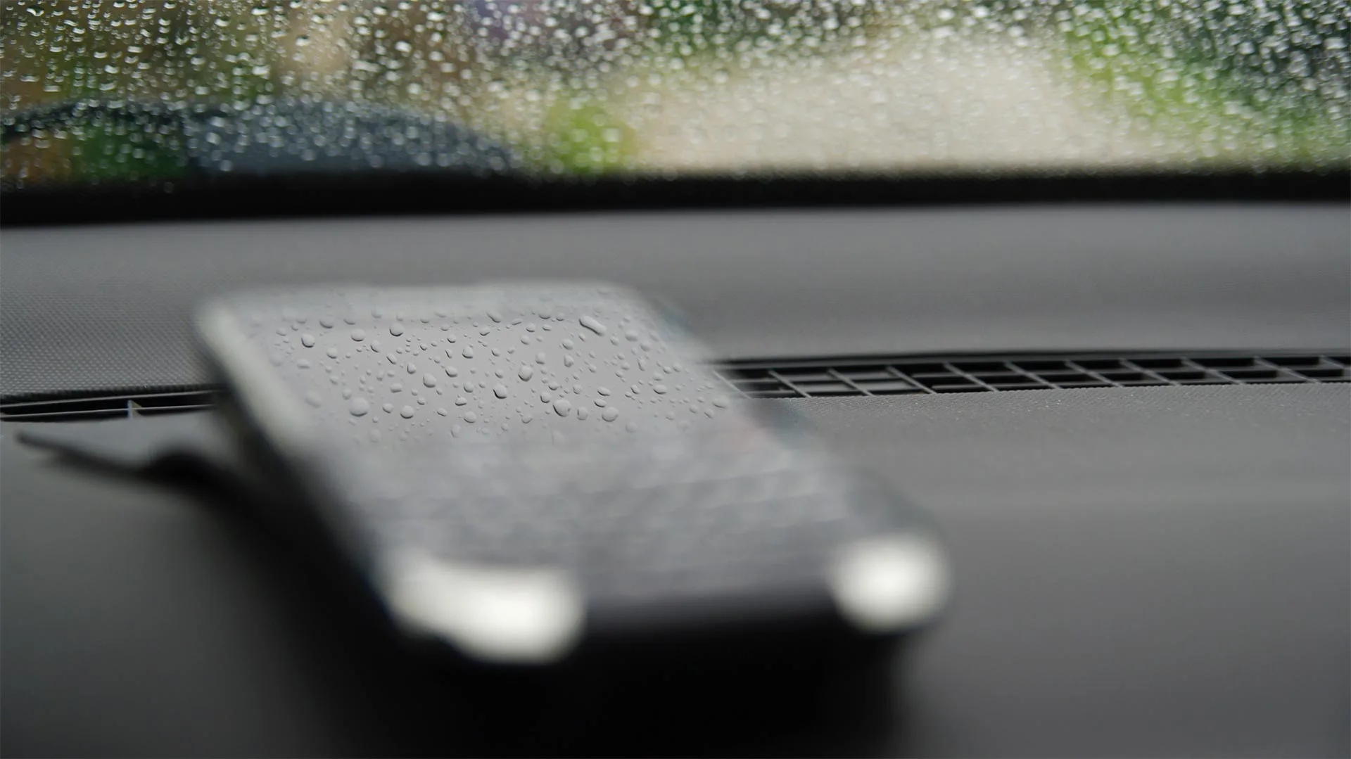 Dugg-i-bilen Dugg på frontvindu inne i bil.