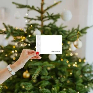 Gavekort holdes forran juletre