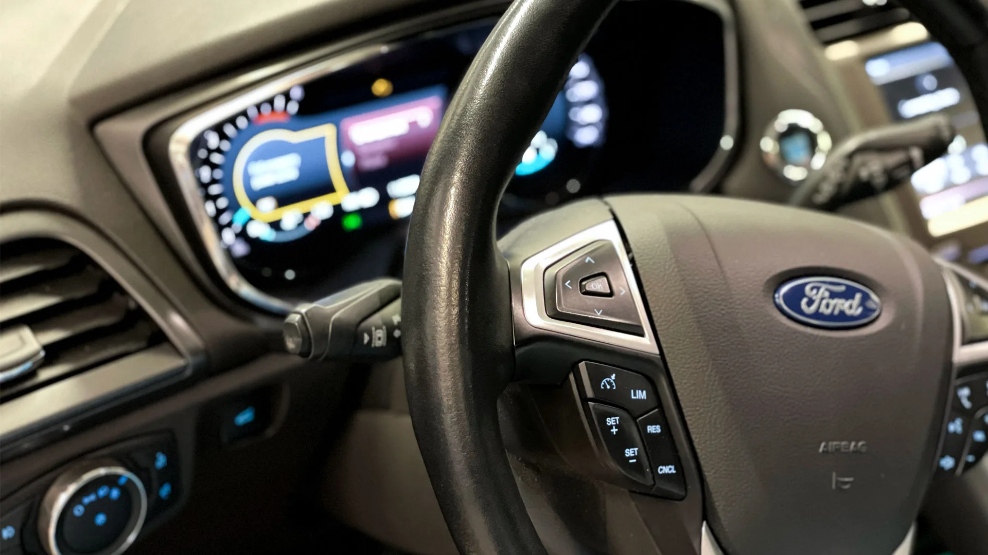 Dashbord i bil med varsellamper