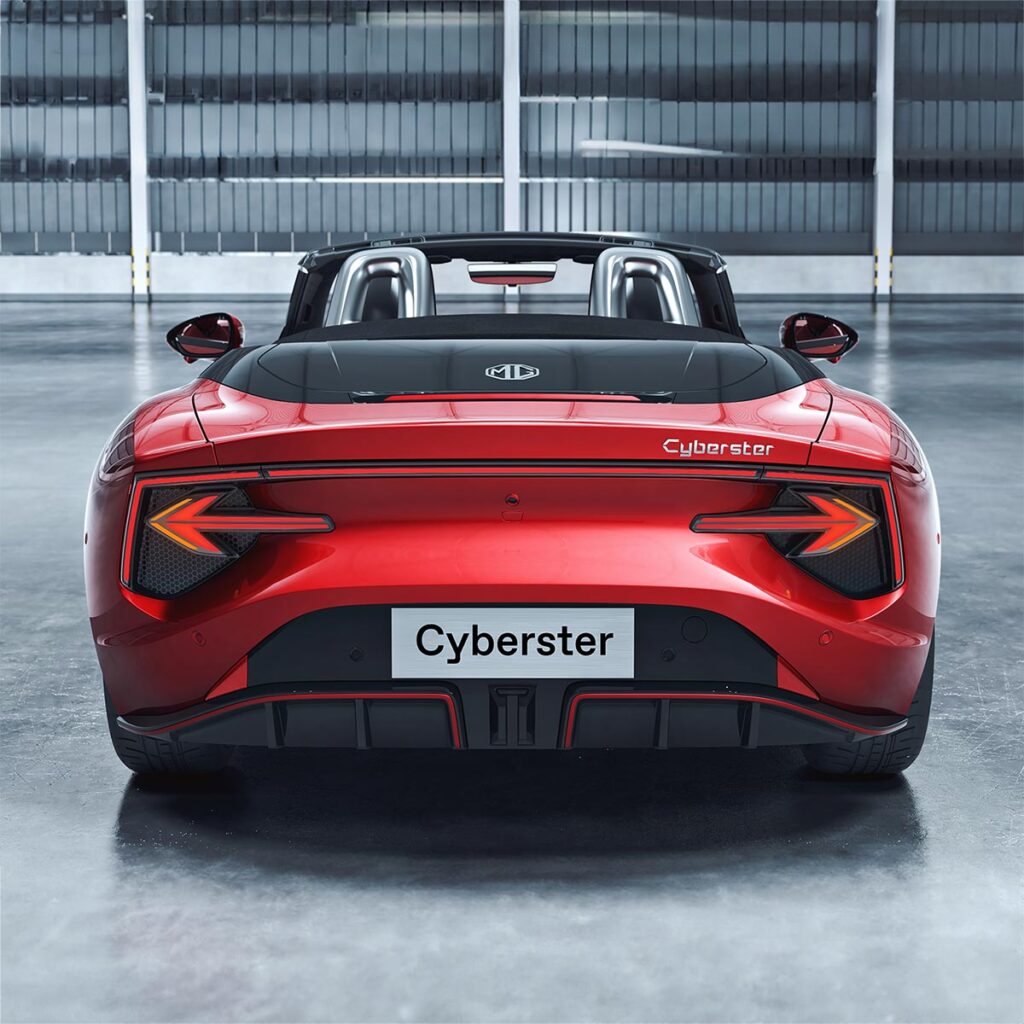 Rød MG Cyberster bakfra
