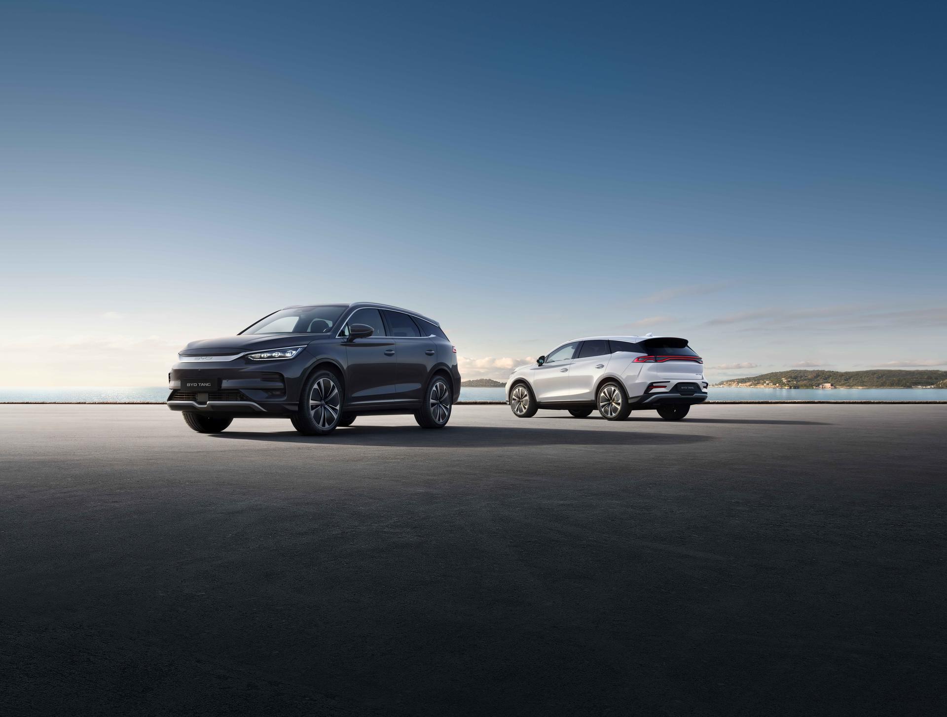 To Byd Tang på en stor plass