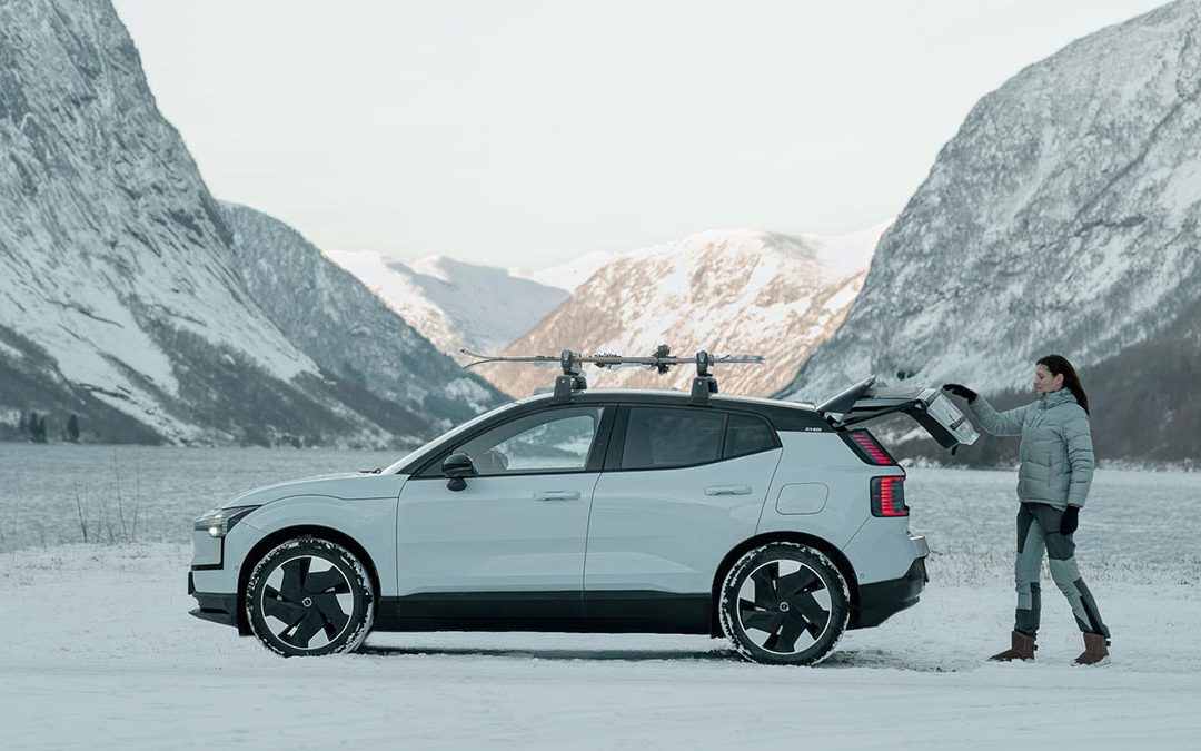 Volvo EX30 i vinterlandskap