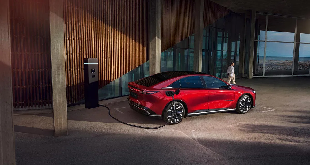 Rød Mazda6e fra siden