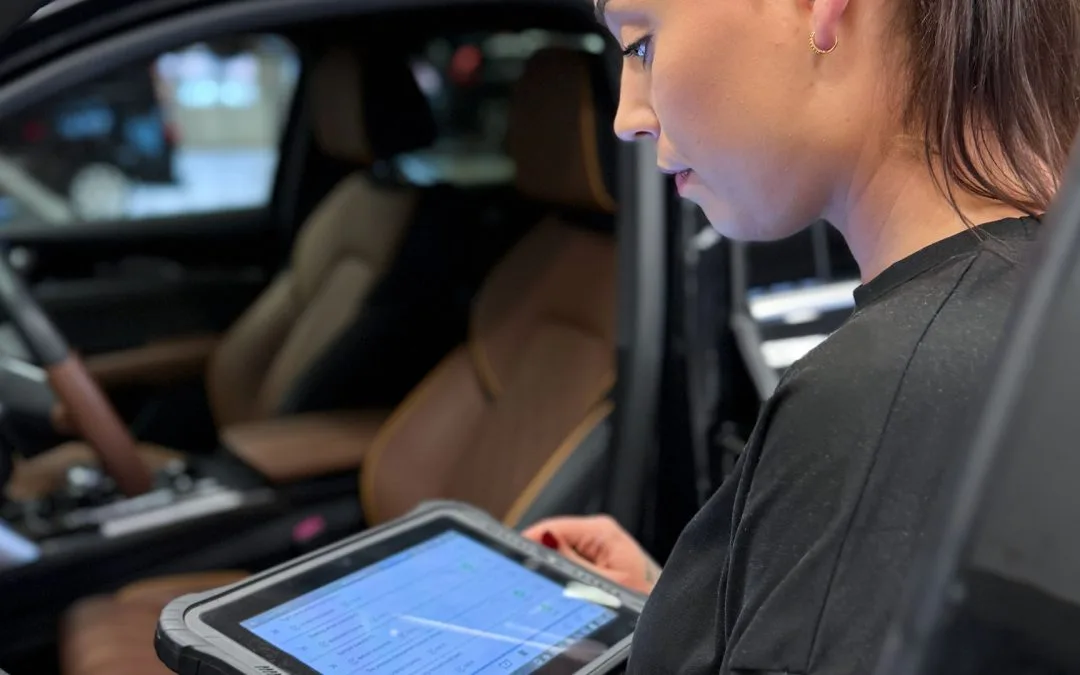 Medarbeider hos Bilservice utfører diagnostikk på bil