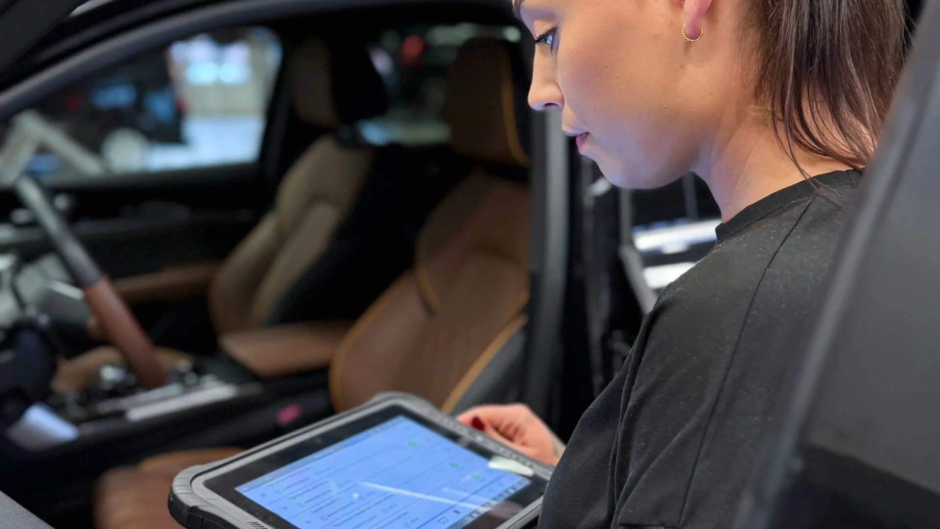 Medarbeider hos Bilservice utfører diagnostikk på bil