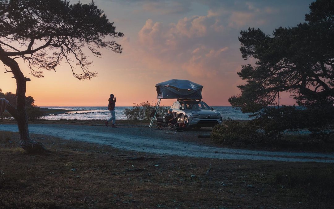 Volvo EX90 på strand i solnedgang