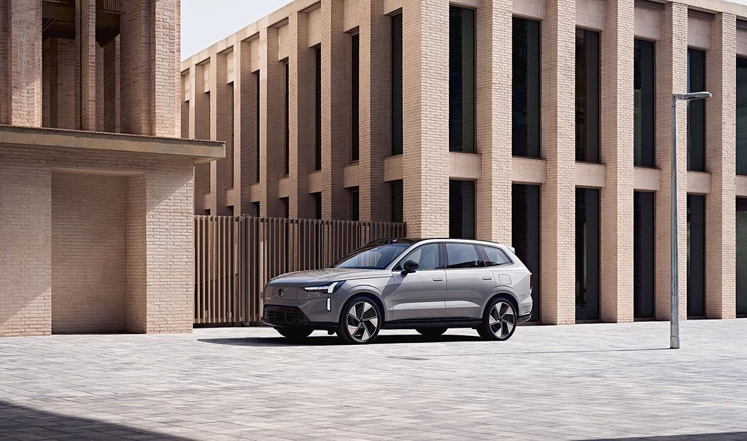 Volvo EX90 fra siden