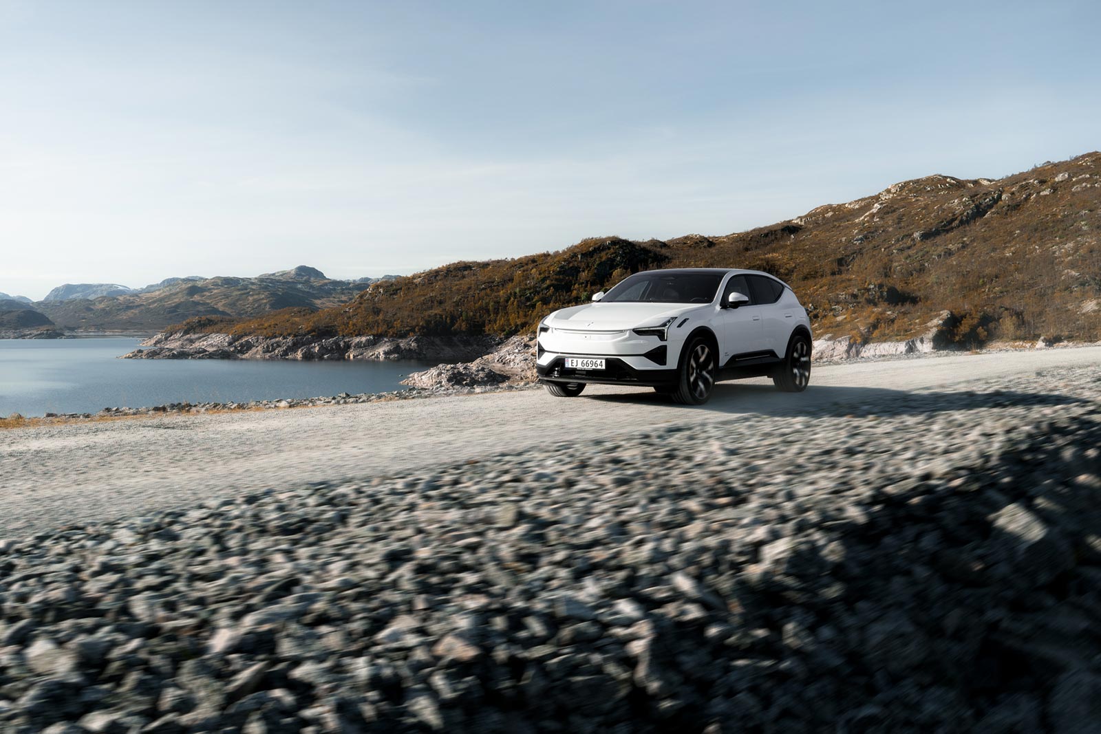 Hvit polestar 3 fra siden forfra i fjellet