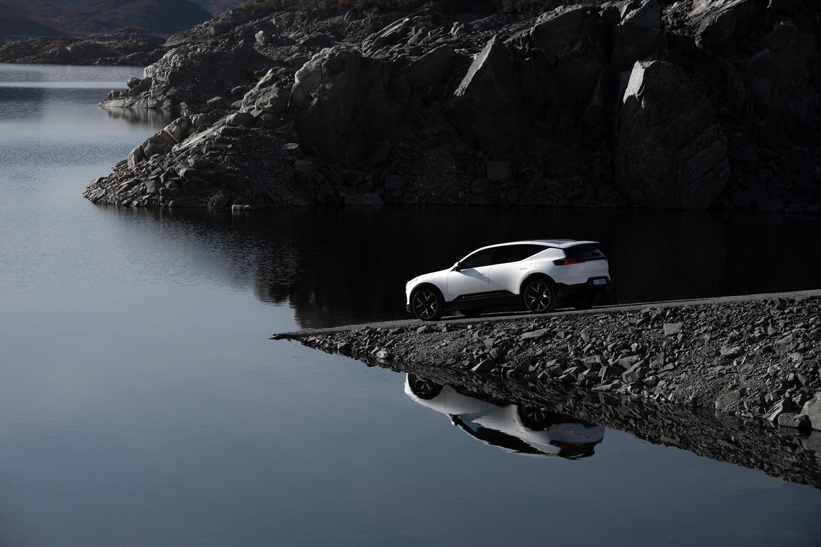 Hvit polestar 3 fra siden i fjellet