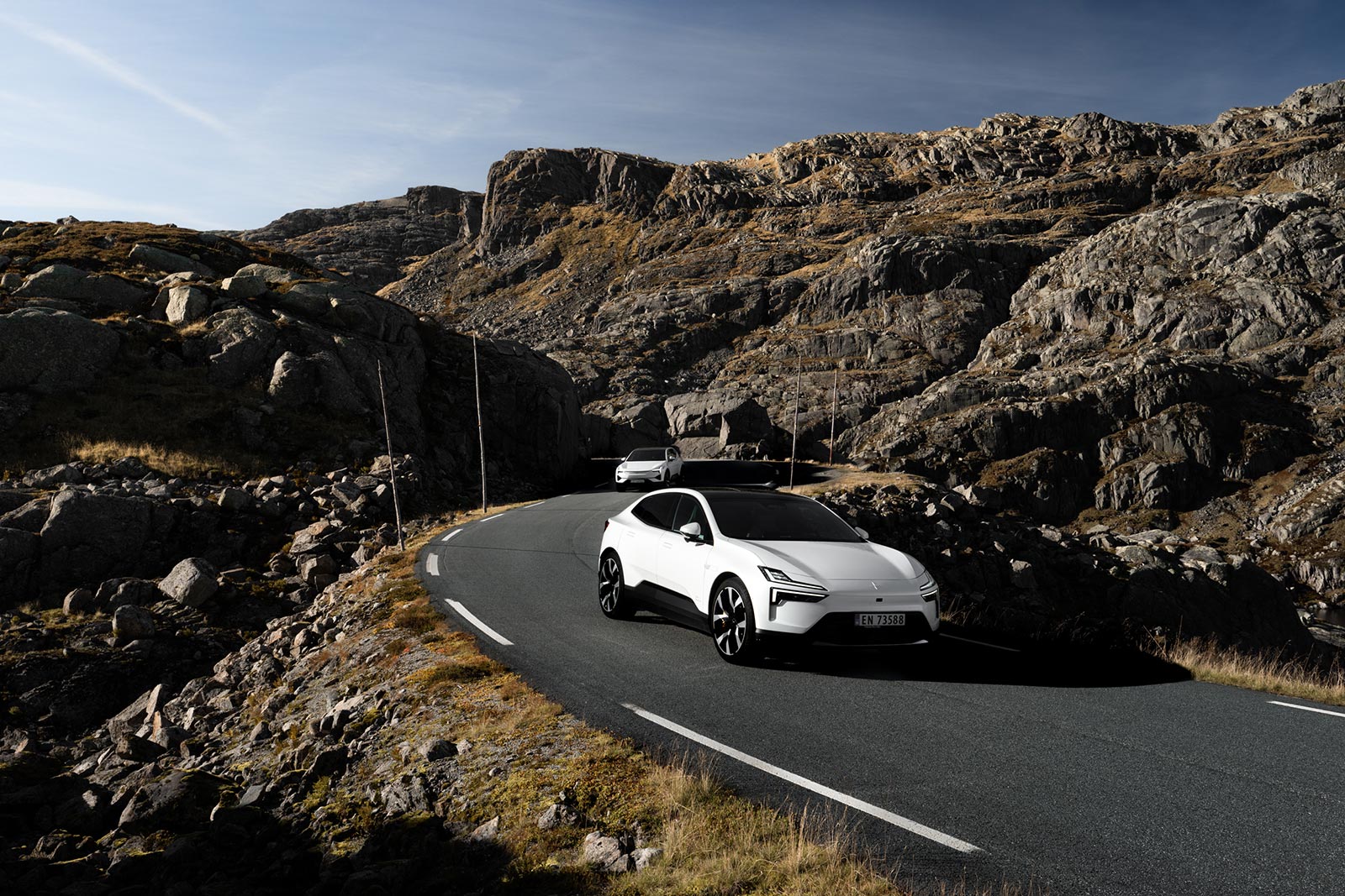 Hvit polestar 3 fra siden forfra i fjellet 