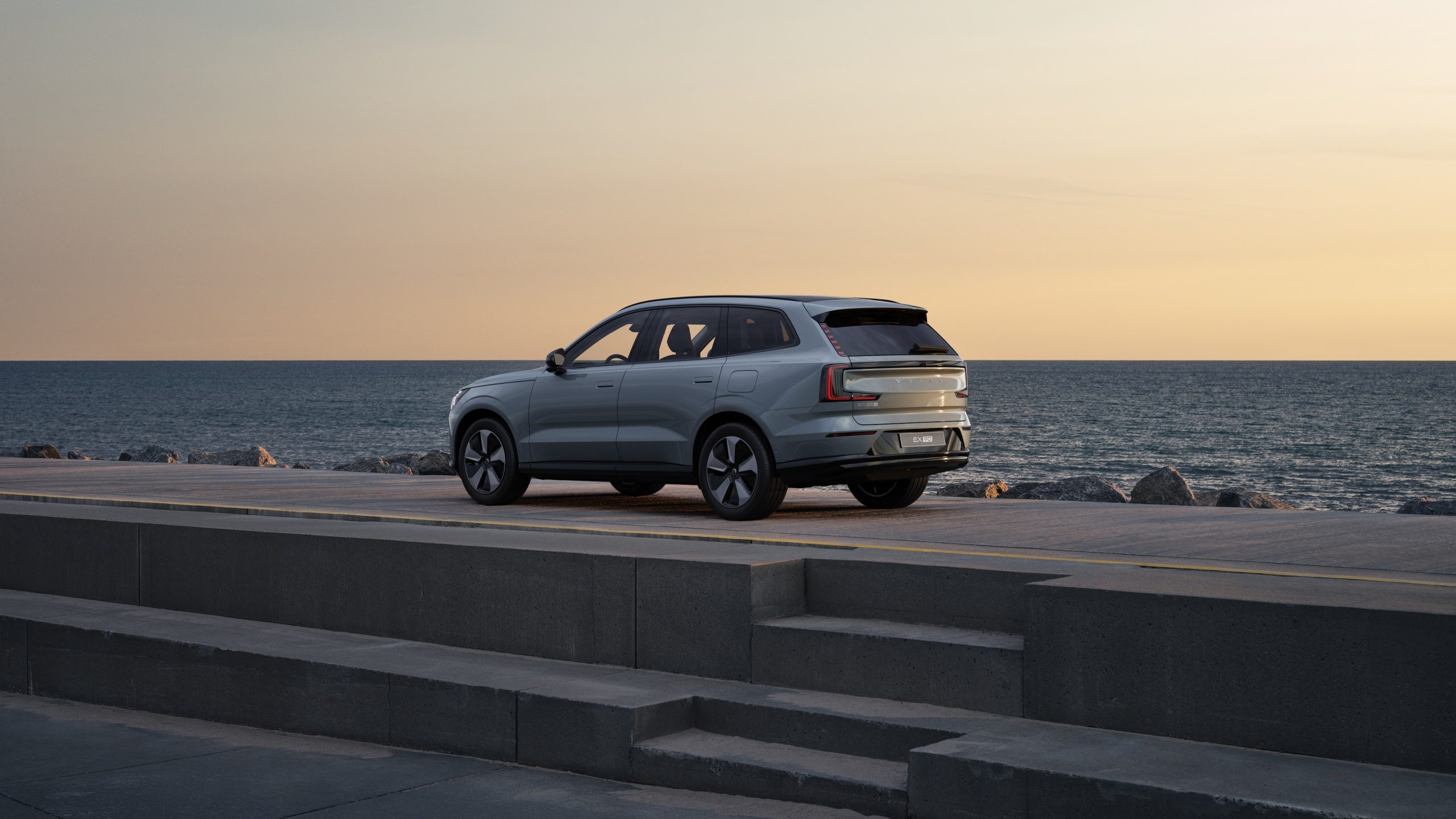 exterior-location-threeQuartersRearLeft_9898FC6C83E746640F8D1785CB6D856A1B300FC6.png Volvo EX90 tett på bak