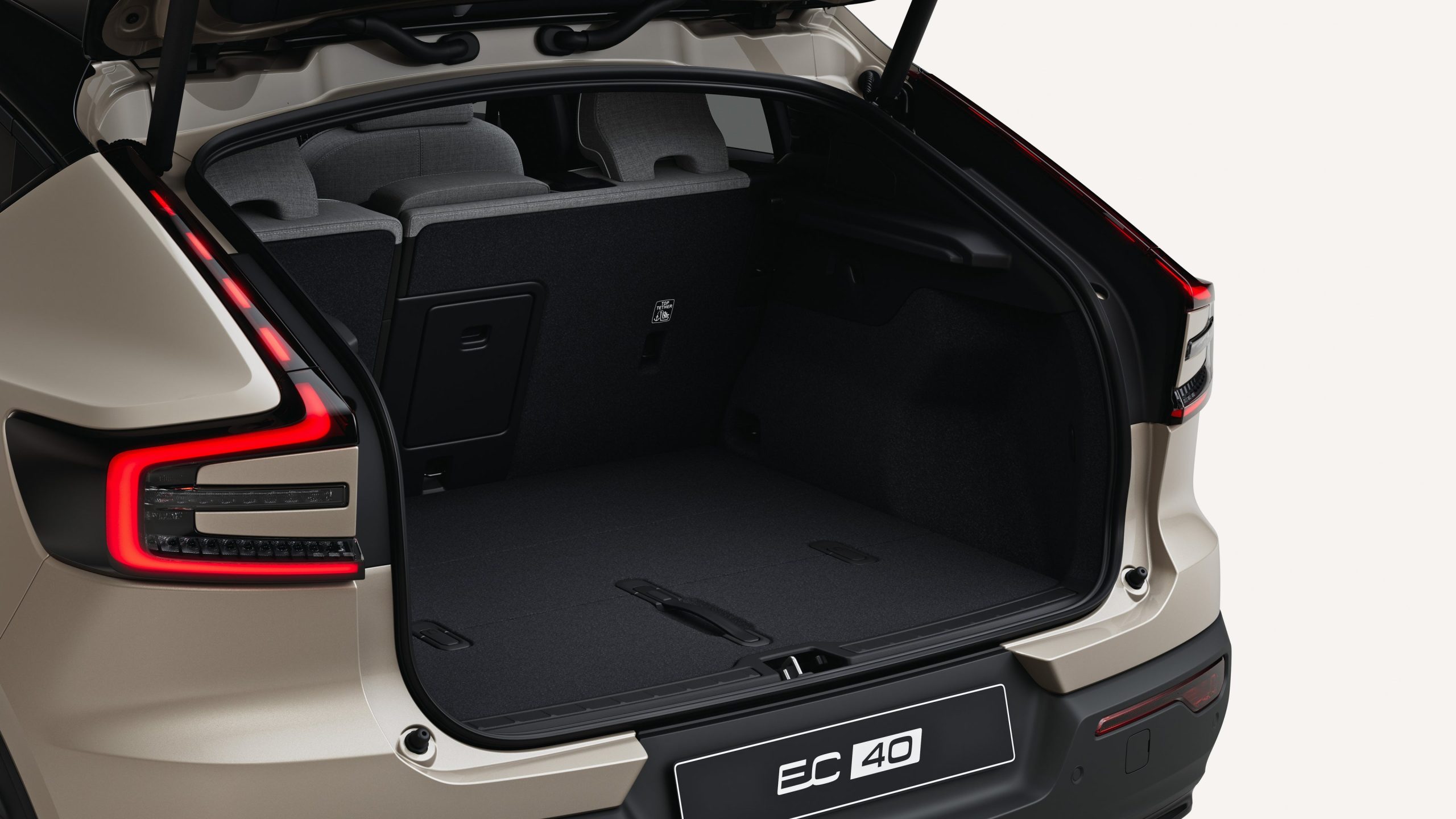 my26_ec40_ext_rear_open_close_up_16x9