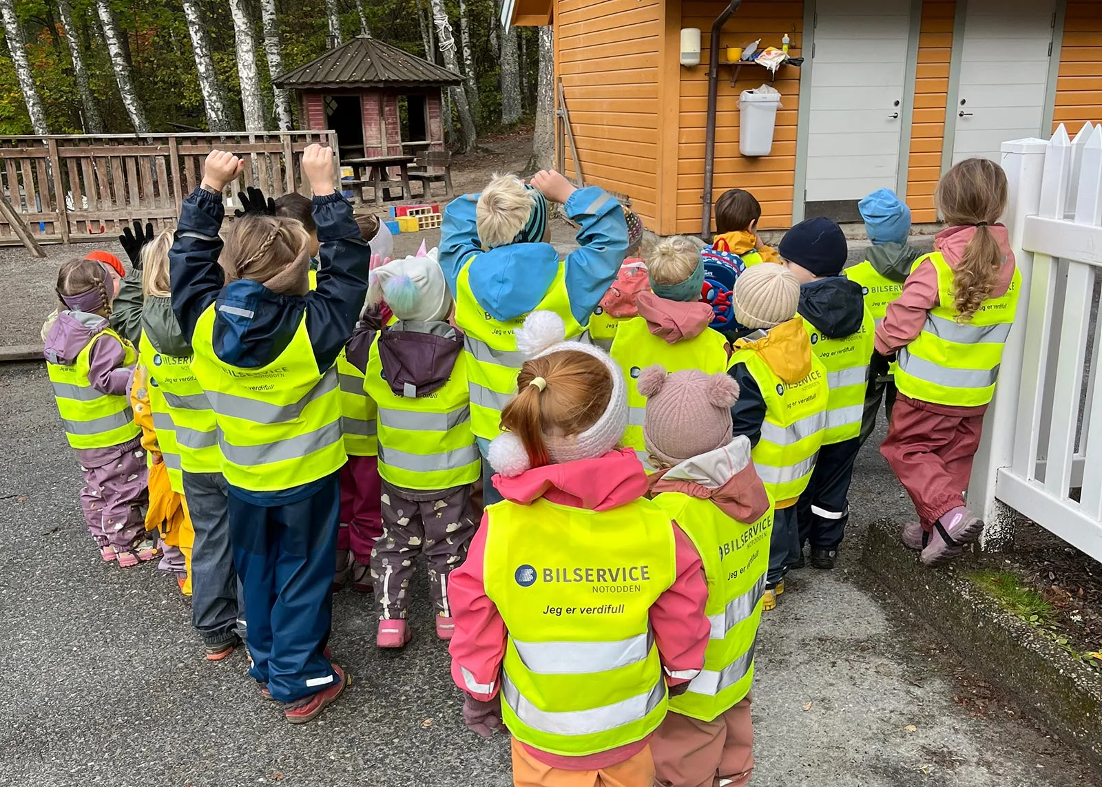 Barnehagebarn med refleksvester