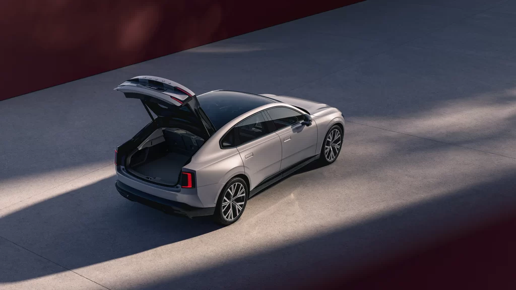 Volvo ES90 bagasjerom med åpen bakluke