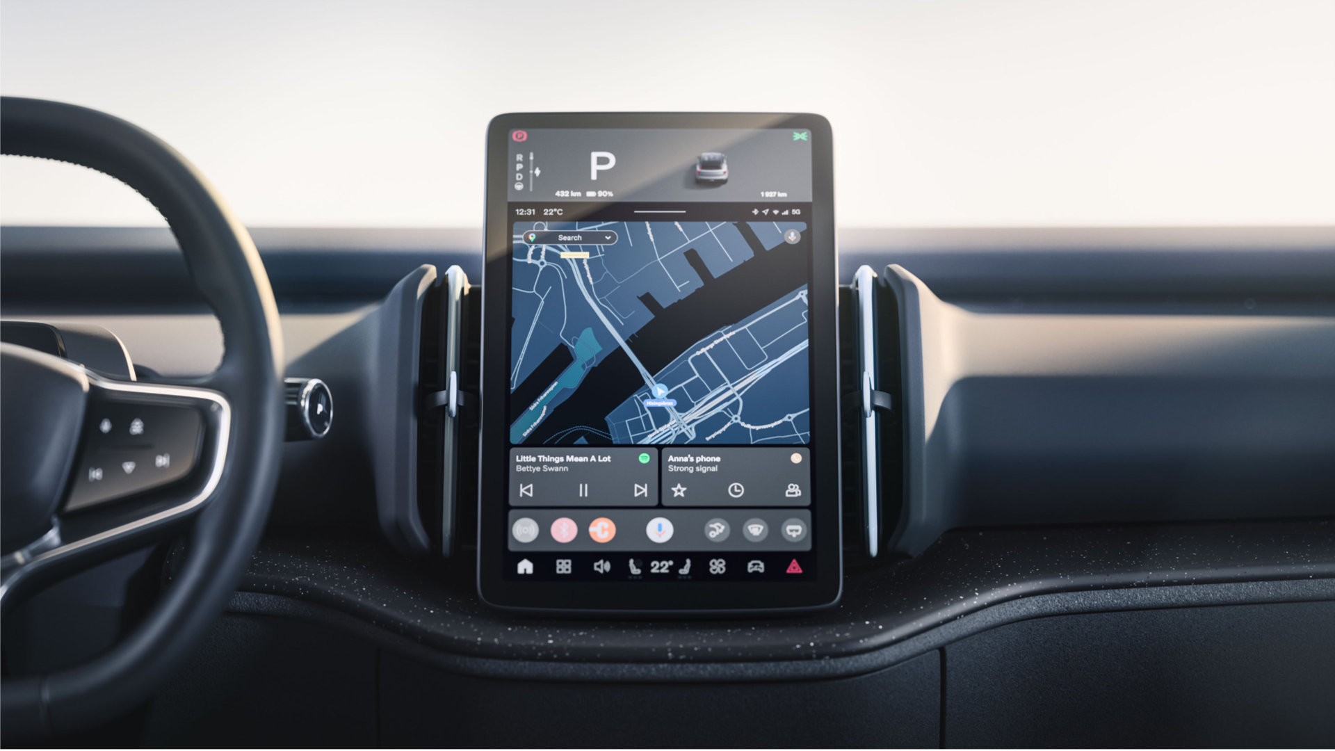 1 Berøringsskjerm i bil viser navigasjonskart, batteristatus, musikk og telefon – moderne Volvo-teknologi