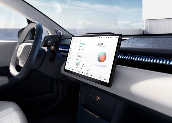 Zeekr dashbord med ZEVRO-grensesnitt – personlig velkomst, kjøremodus og ambient belysning.