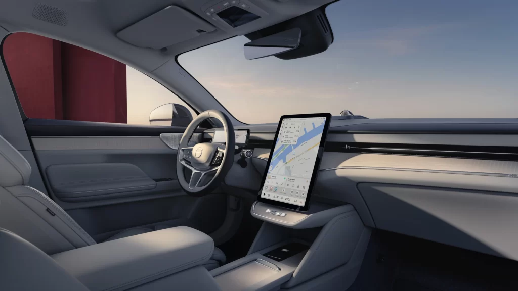 Volvo ES90 interiør med førermiljø, stor vertikal infotainmentskjerm og minimalistisk design