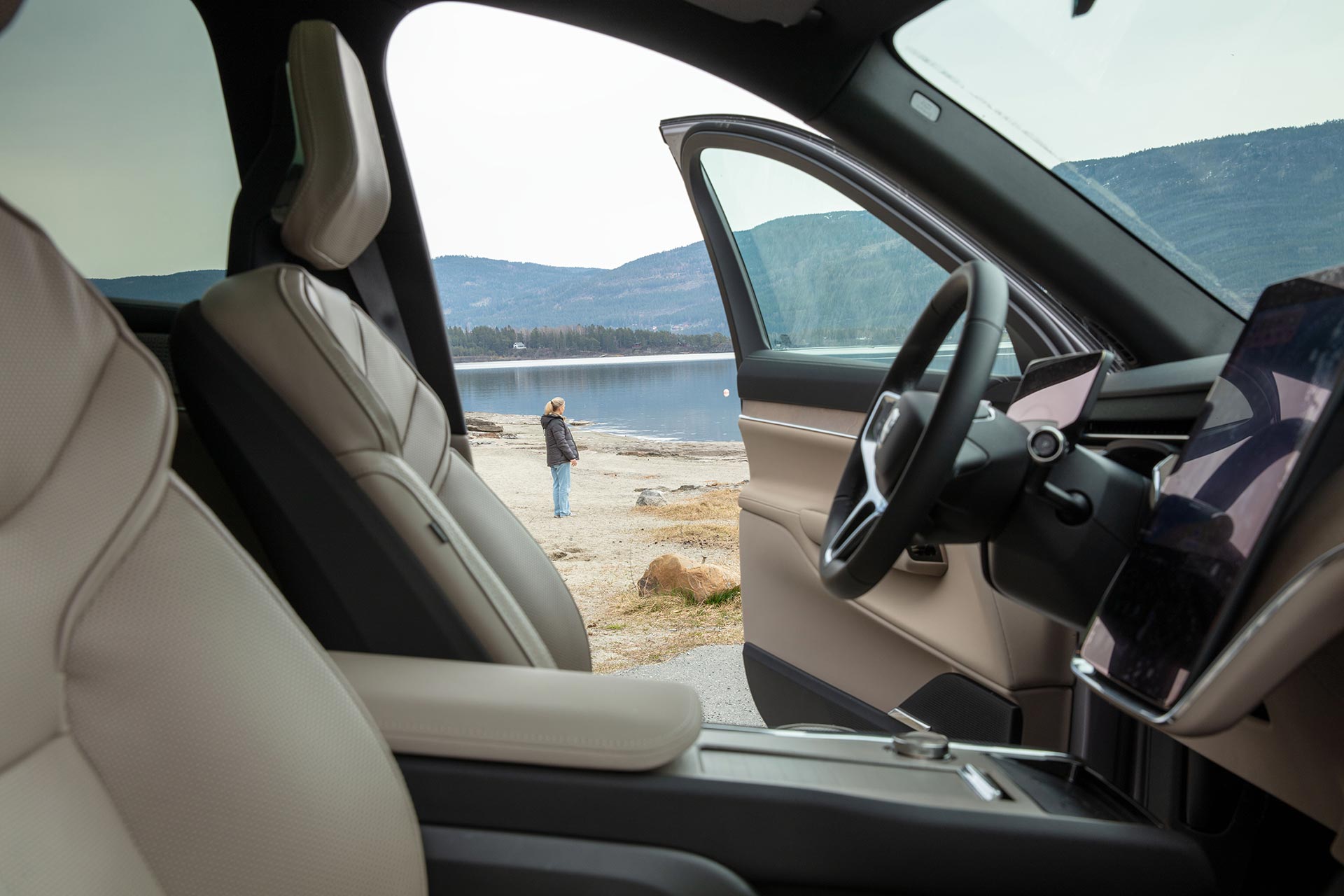 Volvo EX90 på stranden. Bilde fra innsiden og ut.