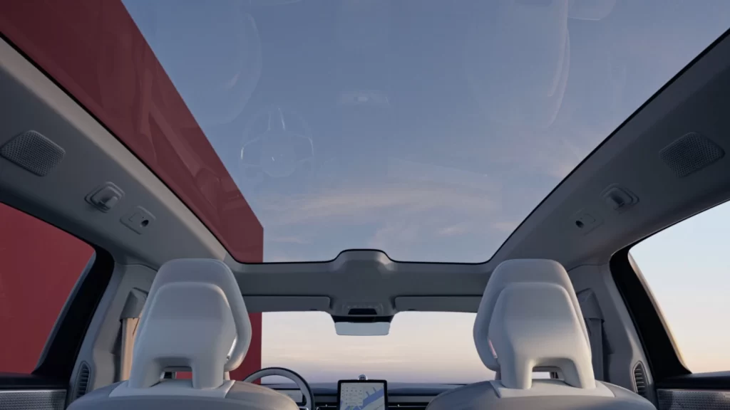 Volvo ES90 panoramatak og lyst interiør