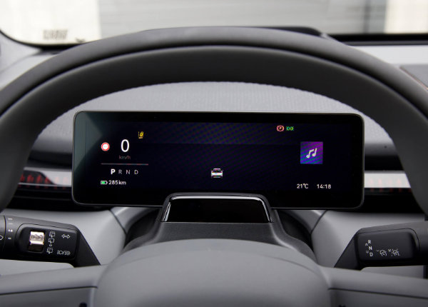 Digitalt førerdisplay i Zeekr X Privilege AWD – 100 % batteri, 285 km rekkevidde, hastighet og medieinformasjon.