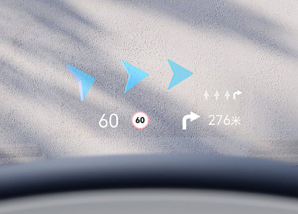 Head-up display i Zeekr X viser navigasjon, fartsgrense og kjørefelt – avansert teknologi for trygg kjøring.