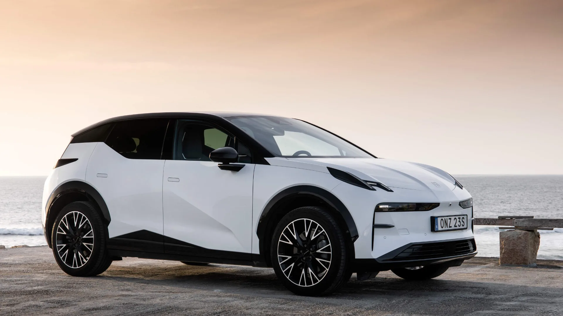 Hvit Zeekr SUV fra Bilservice – parkert ved kysten i solnedgang med elegante detaljer og havutsikt