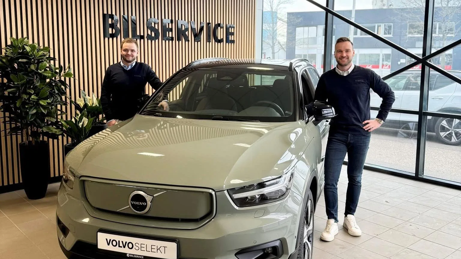Bruktbilselgere hos Bilservice med en Volvo
