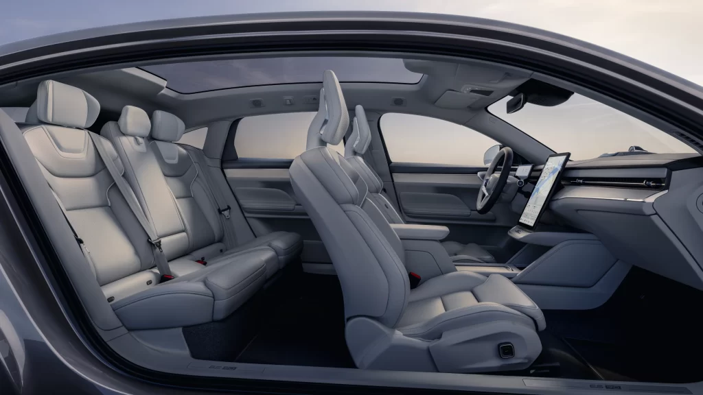 Volvo ES90 interiør med lyse seter og panoramatak