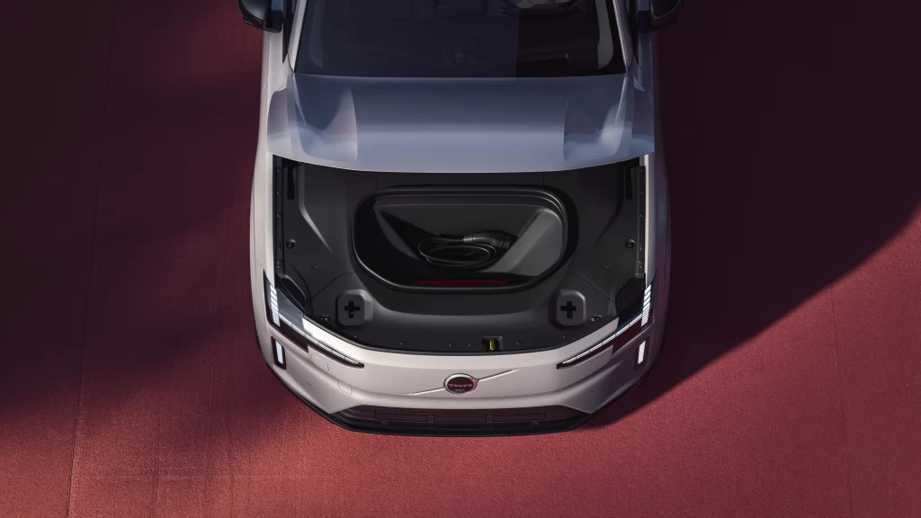 Volvo ES90 frunk med oppbevaringsplass og ladekabel