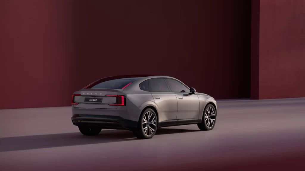Volvo ES90 sett bakfra i moderne arkitektur